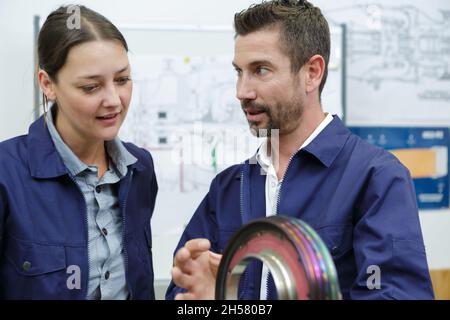 l'équipe de service d'avion répare quelque chose Banque D'Images