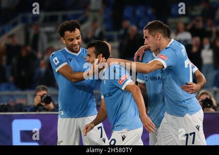 Pedro de SS LAZIO et Felipe Anderson de SS LAZIO gestes pendant la série italienne Un match de football 2021/22 entre S.S. Lazio et Salernitana au stade Olimpico à Rome, Italie, le 7 novembre 2021 Banque D'Images