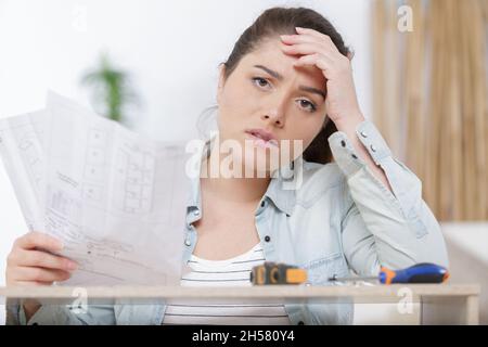 Femme frustrée avec meubles à assembler soi-même Banque D'Images