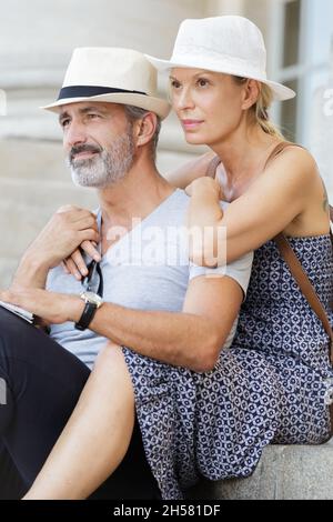 un beau couple ancien s'est assis sur des marches en pierre Banque D'Images