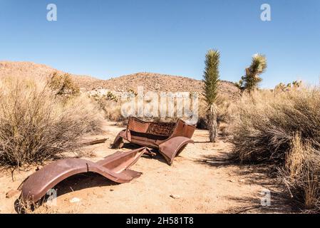 Anciennes épaves de voitures anciennes de l'ancienne ruée vers l'or dans le parc national de Joshua Tree, États-Unis Banque D'Images