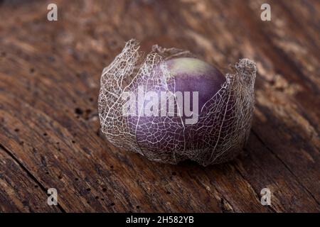 fruit tomatillo mûr sur bois Banque D'Images