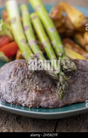 asperges sur un steak grillé avec des frites Banque D'Images