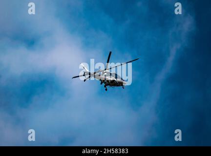 une belle photo d'hélicoptère en vol Banque D'Images