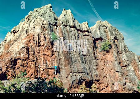 Deux grimpeurs au Cerro del Hierro, Séville, Espagne. Banque D'Images