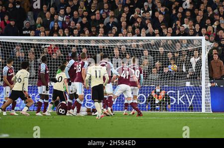 Londres, Royaume-Uni.7 novembre 2021.Trent Alexander-Arnold (Liverpool, 66) a obtenu des scores d'un coup de pied gratuit lors du match West Ham vs Liverpool Premier League au London Stadium Stratford.London UK 7 novembre 2021 crédit: MARTIN DALTON/Alay Live News Banque D'Images