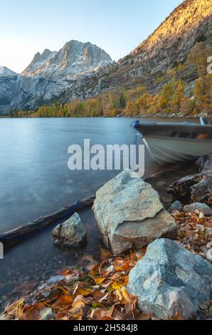 Un quai à bateaux le long du lac Silver le matin d'automne, avec le pic Carson en arrière-plan, June Lake Loop, Californie, États-Unis. Banque D'Images