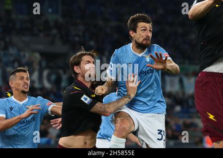 Rome, Italie.07th nov. 2021.Francesco Acerbi de SS LAZIO gestes pendant la série italienne Un match de football 2021/22 entre S.S. Lazio et Salernitana au stade Olimpico à Rome, Italie le 7 novembre 2021 crédit: Agence de photo indépendante/Alamy Live News Banque D'Images