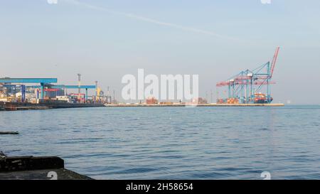 Port commercial de la mer à Odessa, Ukraine.Mars 2021.Vue panoramique.Transport maritime, grues à conteneurs Banque D'Images