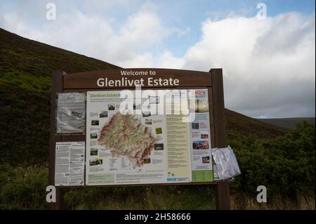 Panneau et panneau d'information à Glenlivet Estate dans le parc national de Cairngorms, Scottish Highlands.Arrière-plan de la lande, des collines, du ciel bleu et des nuages Banque D'Images