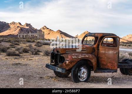 Épave de voiture abandonnée dans la ville fantôme de Rhyolite dans la Vallée de la mort, États-Unis Banque D'Images