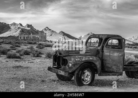 Épave de voiture abandonnée dans la ville fantôme de Rhyolite dans la Vallée de la mort, États-Unis Banque D'Images