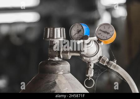 Bouteille de dioxyde de carbone avec système de bouteille de gaz industriel de boîte de vitesses. Banque D'Images