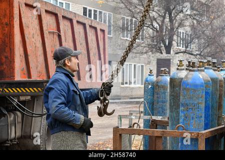 Kramatorsk, Ukraine.06e novembre 2021.Un travailleur charge des bouteilles d'oxygène vides pour l'entretien à l'hôpital de la ville de Kramatorsk.Début novembre, le gouvernement de l'Ukraine a alloué des fonds supplémentaires de 15 millions de dollars à l'achat de stations d'oxygène pour les hôpitaux des régions en raison de l'augmentation du nombre de cas Covid-19 et de la pénurie de bouteilles d'oxygène.Crédit : SOPA Images Limited/Alamy Live News Banque D'Images