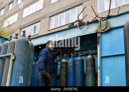 Kramatorsk, Ukraine.06e novembre 2021.Des travailleurs sont vus pour l'entretien des bouteilles d'oxygène pour les patients Covid-19 dans l'hôpital de la ville de Kramatorsk.Début novembre, le gouvernement de l'Ukraine a alloué des fonds supplémentaires de 15 millions de dollars à l'achat de stations d'oxygène pour les hôpitaux des régions en raison de l'augmentation du nombre de cas Covid-19 et de la pénurie de bouteilles d'oxygène.Crédit : SOPA Images Limited/Alamy Live News Banque D'Images