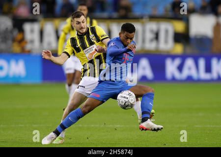 ARNHEM, PAYS-BAS - NOVEMBRE 7 : Quintin Timber du FC Utrecht, Matus Bero de vitesse Arnhem lors du match néerlandais entre vitesse et FC Utrecht à Gelredome le 7 novembre 2021 à Arnhem, pays-Bas (photo de Peter sous/Orange Pictures) Banque D'Images
