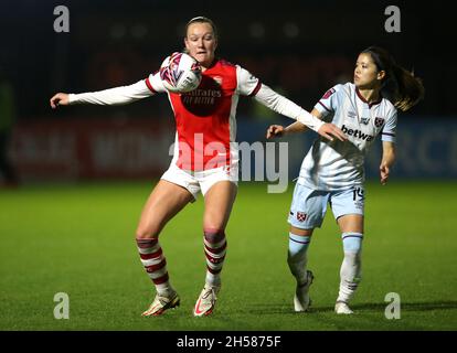 Frida Maanum d'Arsenal (à gauche) et Yui Hasegawa de West Ham United pour le match de la Barclays FA Women's Super League à Meadow Park, Londres.Date de la photo: Dimanche 7 novembre 2021. Banque D'Images