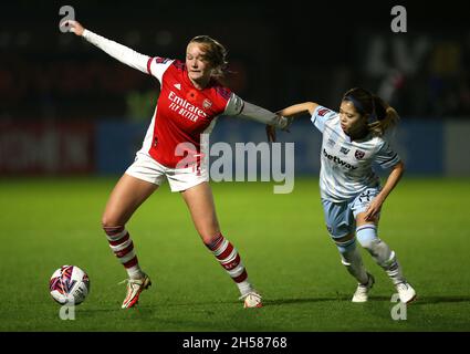 Frida Maanum d'Arsenal (à gauche) et Yui Hasegawa de West Ham United pour le match de la Barclays FA Women's Super League à Meadow Park, Londres.Date de la photo: Dimanche 7 novembre 2021. Banque D'Images