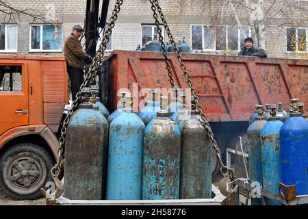 Kramatorsk, Ukraine.06e novembre 2021.Les travailleurs chargent des bouteilles d'oxygène vides pour l'entretien à l'hôpital de la ville de Kramatorsk.Début novembre, le gouvernement de l'Ukraine a alloué des fonds supplémentaires de 15 millions de dollars à l'achat de stations d'oxygène pour les hôpitaux des régions en raison de l'augmentation du nombre de cas Covid-19 et de la pénurie de bouteilles d'oxygène.Crédit : SOPA Images Limited/Alamy Live News Banque D'Images