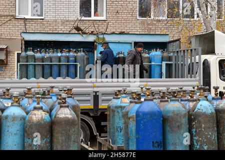 Kramatorsk, Ukraine.06e novembre 2021.Des travailleurs sont vus pour l'entretien des bouteilles d'oxygène pour les patients Covid-19 dans l'hôpital de la ville de Kramatorsk.Début novembre, le gouvernement de l'Ukraine a alloué des fonds supplémentaires de 15 millions de dollars à l'achat de stations d'oxygène pour les hôpitaux des régions en raison de l'augmentation du nombre de cas Covid-19 et de la pénurie de bouteilles d'oxygène.Crédit : SOPA Images Limited/Alamy Live News Banque D'Images