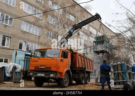 Kramatorsk, Ukraine.06e novembre 2021.Les travailleurs déchargent les bouteilles d'oxygène destinées aux patients de Covid-19 dans l'hôpital de la ville de Kramatorsk.début novembre, le gouvernement ukrainien a alloué des fonds supplémentaires de 15 millions de dollars à l'achat de stations d'oxygène pour les hôpitaux des régions en raison de l'augmentation des cas de Covid-19 et de la pénurie de bouteilles d'oxygène.Crédit : SOPA Images Limited/Alamy Live News Banque D'Images