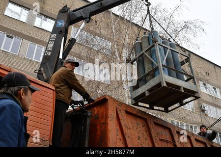 Kramatorsk, Ukraine.06e novembre 2021.Les travailleurs déchargent les bouteilles d'oxygène destinées aux patients de Covid-19 dans l'hôpital de la ville de Kramatorsk.début novembre, le gouvernement ukrainien a alloué des fonds supplémentaires de 15 millions de dollars à l'achat de stations d'oxygène pour les hôpitaux des régions en raison de l'augmentation des cas de Covid-19 et de la pénurie de bouteilles d'oxygène.Crédit : SOPA Images Limited/Alamy Live News Banque D'Images