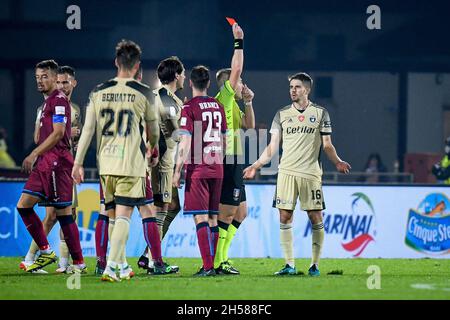 L'arbitre du match Francesco Meraviglia montre la carte rouge à Adam Nagy (Pise) après le scandale sur Orji Okwonkwo (Cittadella) pendant QUE Cittadella vs AC Pisa, Ligue italienne de football BKT à Cittadella (PD), Italie, novembre 07 2021 Banque D'Images
