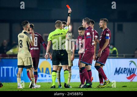 L'arbitre du match Francesco Meraviglia montre la carte rouge à Adam Nagy (Pise) après le scandale sur Orji Okwonkwo (Cittadella) pendant QUE Cittadella vs AC Pisa, Ligue italienne de football BKT à Cittadella (PD), Italie, novembre 07 2021 Banque D'Images