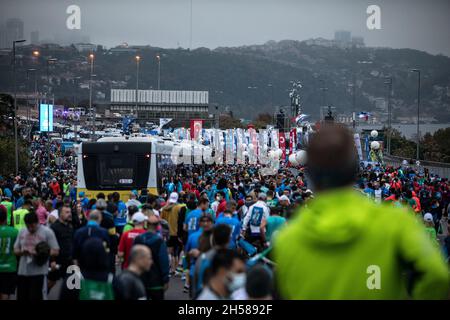 Istanbul, Turquie.07th nov. 2021.Une grande foule d'athlètes vus se dirigeant vers le point de départ du pont des martyrs du 15 juillet avant le début du 43ème Marathon d'Istanbul.des milliers participent au Marathon d'Istanbul, le seul marathon intercontinental au monde.Crédit : SOPA Images Limited/Alamy Live News Banque D'Images