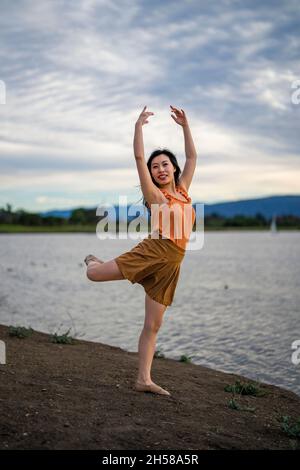 Femme dans une robe faisant Ballet pose dans les marais Banque D'Images