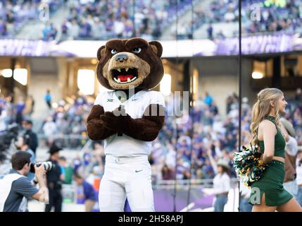 Fort Worth, Texas, États-Unis.6 novembre 2021.Baylor porte une mascotte pendant la deuxième moitié du match de football NCAA entre les grenouilles à cornes TCU et les ours Baylor au stade Amon G. carter de fort Worth, Texas.Matthew Lynch/CSM/Alamy Live News Banque D'Images