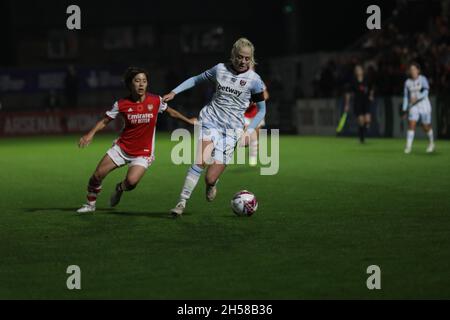 Londres, Royaume-Uni.07th nov. 2021.Londres, Angleterre, 7 novembre 20 Grace Fisk (22 West Ham) en action pendant le match de Barclays FA Womens Super League entre Arsenal et Westham à Meadow Park à Londres, Angleterre.Liam Asman/SPP crédit: SPP Sport presse photo./Alamy Live News Banque D'Images