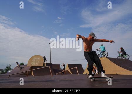 Olenevka, Russie - 22 juillet 2021 : un skateboarder sautant dans un bol d'un parc de skate.Photo de haute qualité Banque D'Images