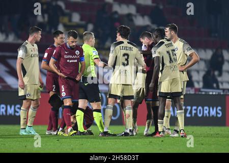 Les joueurs de Pise protestent avec l'arbitre du match Francesco Meraviglia qui montre la carte rouge à Idrissa Toure' (Pise) pour le foul sur Amedeo Benedetti (Cittadella) pendant QUE Cittadella vs AC Pisa, Ligue italienne de football BKT à Cittadella (PD), Italie, novembre 07 2021 Banque D'Images