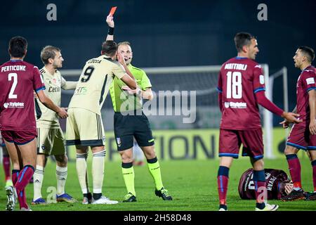 L'arbitre du match Francesco Meraviglia montre la carte rouge à Lorenzo Lucca (Pise) après le scandale sur Nicola Pavan (Cittadella) pendant QUE Cittadella vs AC Pisa, Ligue italienne de football BKT à Cittadella (PD), Italie, novembre 07 2021 Banque D'Images
