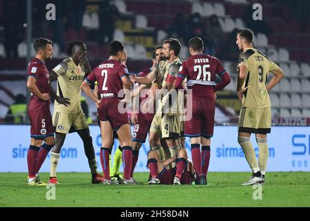 Les joueurs de Pise protestent avec l'arbitre du match Francesco Meraviglia qui montre la carte rouge à Idrissa Toure' (Pise) pour le foul sur Amedeo Benedetti (Cittadella) pendant QUE Cittadella vs AC Pisa, Ligue italienne de football BKT à Cittadella (PD), Italie, novembre 07 2021 Banque D'Images