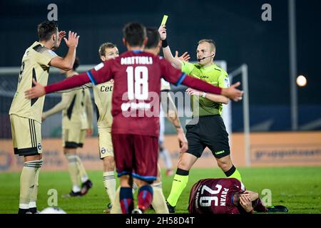 L'arbitre du match Francesco Meraviglia montre carte jaune à Lorenzo Lucca (Pise) après la faute sur Nicola Pavan (Cittadella) pendant QUE Cittadella vs AC Pisa, Ligue italienne de football BKT à Cittadella (PD), Italie, novembre 07 2021 Banque D'Images