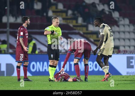 L'arbitre du match Francesco Meraviglia montre la carte rouge à Idrissa Toure' (Pise) pour le foul sur Amedeo Benedetti (Cittadella) pendant QUE Cittadella vs AC Pisa, Ligue italienne de football BKT à Cittadella (PD), Italie, novembre 07 2021 Banque D'Images