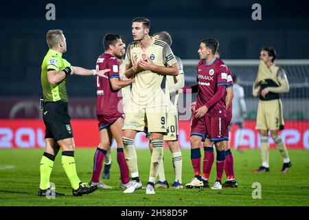 L'arbitre du match Francesco Meraviglia montre la carte rouge à Lorenzo Lucca (Pise) après le scandale sur Nicola Pavan (Cittadella) pendant QUE Cittadella vs AC Pisa, Ligue italienne de football BKT à Cittadella (PD), Italie, novembre 07 2021 Banque D'Images