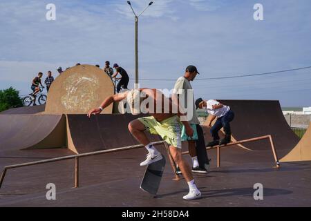 Olenevka, Russie - 22 juillet 2021 : un skateboarder sautant dans un bol d'un parc de skate.Photo de haute qualité Banque D'Images