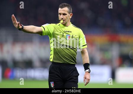 Milan, Italie..07th nov. 2021.L'arbitre officiel Daniele Doveri gestes pendant la série Un match entre l'AC Milan et le FC Internazionale au Stadio Giuseppe Meazza le 7 novembre 2021 à Milan, Italie.Credit: Marco Canoniero / Alamy Live News Banque D'Images