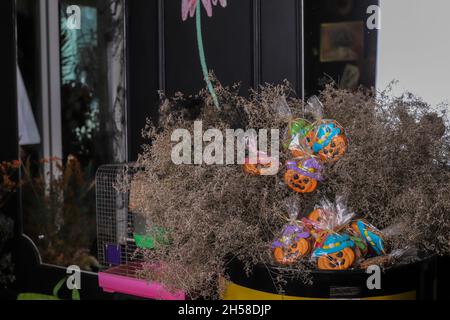 Pains d'épices en forme de citrouille pour Halloween.Décoration comestible pour Halloween. Biscuits d'Halloween en forme de citrouille, chauve-souris, fantôme Banque D'Images