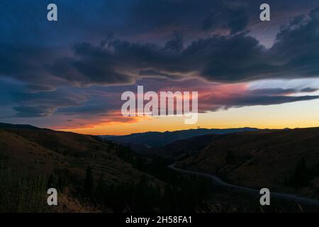 Le coucher de soleil rose s'estompe au-dessus de la chaîne de montagnes Cascade à Washington, aux États-Unis Banque D'Images