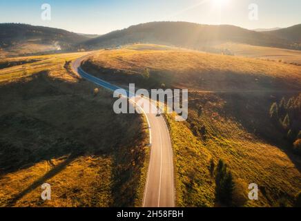 Vue aérienne de la route de montagne au coucher du soleil en automne.Vue de dessus Banque D'Images