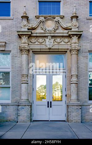 Une porte latérale de l'aérogare pour passagers Gulf, Mobile et Ohio, également connue sous le nom de GM&O Building, présente des détails architecturaux très ornés, à Mobile, Alabama. Banque D'Images