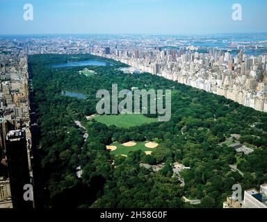 Vue aérienne de Central Park, New York.Image originale de Carol M. Highsmith’s America, collection de la Bibliothèque du Congrès.Amélioration numérique par rawpixe Banque D'Images