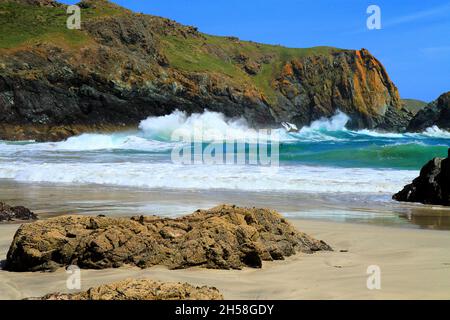 Breaking Waves Kynance Cove Cornwall Coast Angleterre UK populaire Cornish attraction touristique Banque D'Images