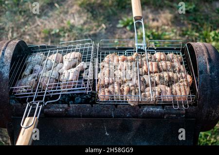 brochettes de viande grillées poulet le porte-viande sur du charbon brûlé Banque D'Images