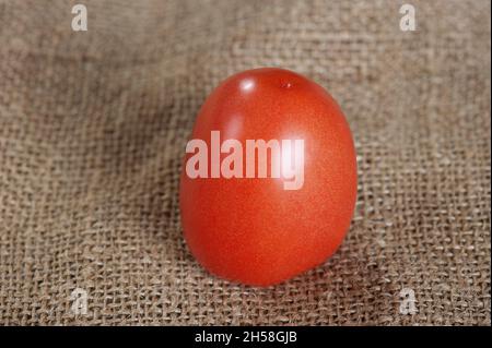 Tomate rouge sur toile de jute Banque D'Images