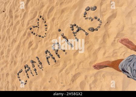 Les 'CANARIAS' écrits avec des cailloux sur la plage des dunes du Parc naturel de Corralejo, Fuerteventura, îles Canaries, Espagne Banque D'Images